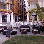Edificio 1º Linea De Playa, En Paseo Maritimo De Torrevieja, Alicante, Costa Blanca