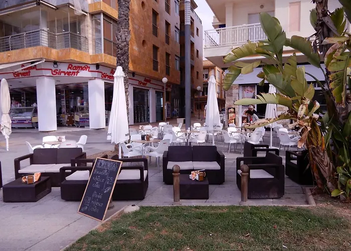 Edificio 1º Línea De Playa, En Paseo Marítimo De Torrevieja, Alicante, Costa Blanca